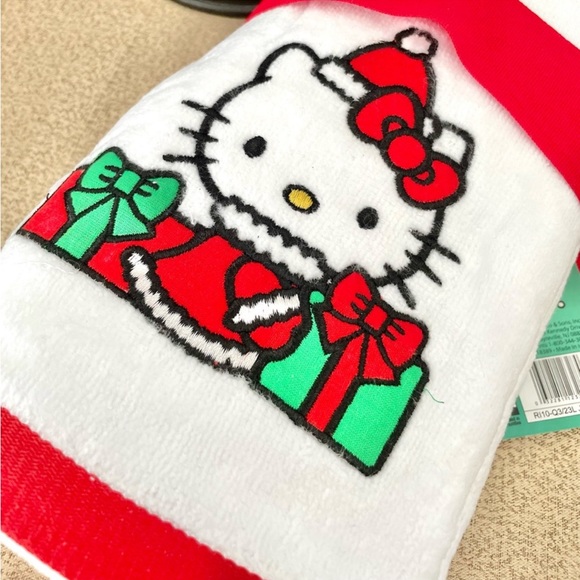 NWT Set of 2 Christmas Santa HELLO KITTY Bathroom Hand Towels - Picture 2 of 5